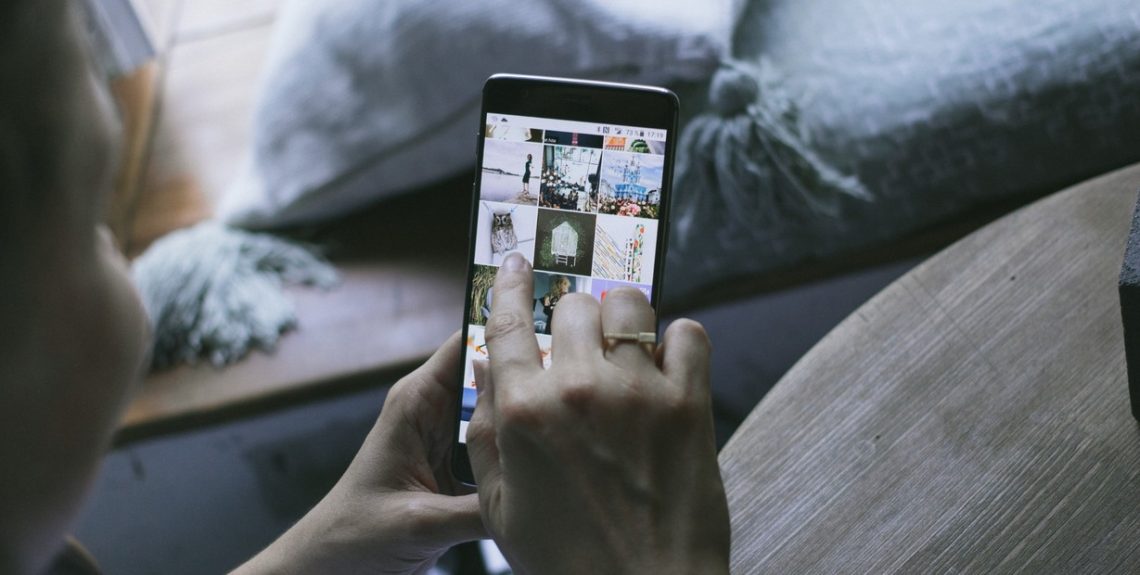 Mirar el celular de otro y buscar cosas difíciles: cómo hackear al algoritmo para evitar que el sistema elija por nosotros