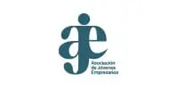 Profesional Joan Cwaik en evento empresarial.